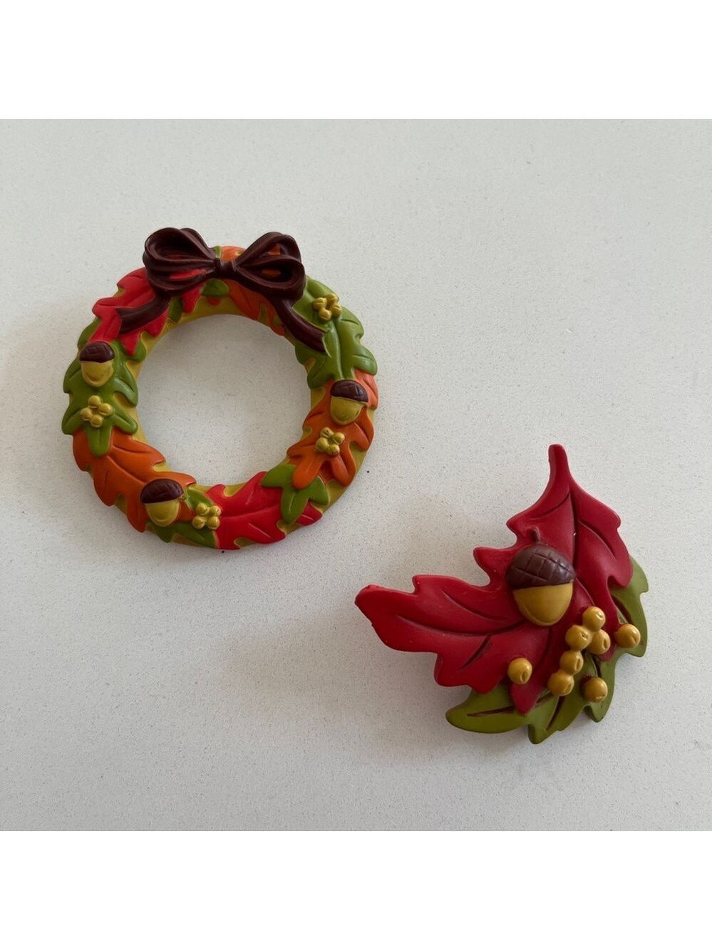 VINTAGE Hallmark Thanksgiving Brooch Pins Lot of 2 Wreath Oak Leaves Fall Autumn